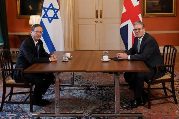 Perdana Menteri Inggris Keir Starmer duduk bersama Presiden Israel Isaac Herzog saat mengunjungi Downing Street di London, 10 September 2025. Foto via REUTERS 