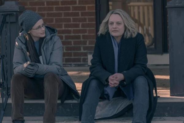 The Handmaid`s Tale Season 4 Episode 10 `The Wilderness` yang dibintangi Elisabeth Moss dan Alexis Bledel. (FOTO: HULU) 