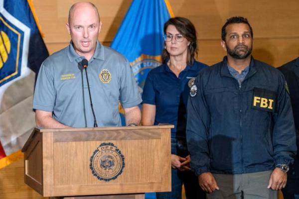 Gubernur Utah Spencer Cox berbicara dalam konferensi pers, di dekat Direktur FBI Kash Patel, di Universitas Utah Valley, di Orem, Utah, AS, 11 September 2025. REUTERS 