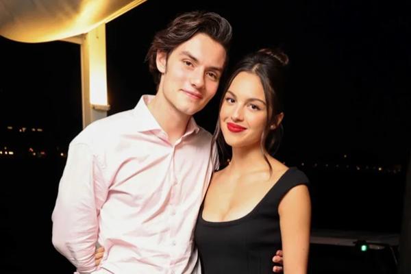 Bintang Enola Holmes Louis Partridge Bahagia Pacaran dengan Olivia Rodrigo