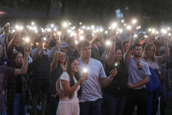 Orang-orang menghadiri acara peringatan setelah aktivis dan komentator sayap kanan AS, Charlie Kirk, sekutu Presiden AS Donald Trump, ditembak mati di Utah Valley University, di Orem, Utah, AS, 11 September 2025. REUTERS 