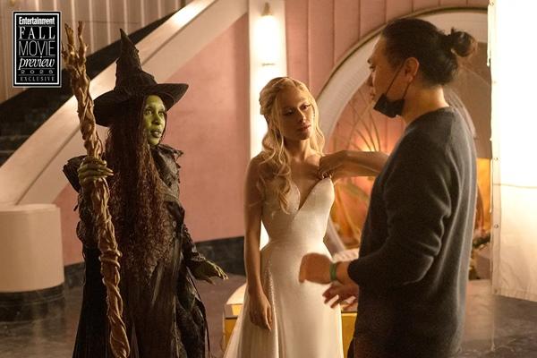 Cynthia Erivo, Ariana Grande, dan sutradara Jon M. Chu di lokasi syuting `Wicked: For Good`. (FOTO: UNIVERSAL PICTURES) 