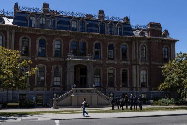 Calon mahasiswa mengunjungi kampus University of California, Berkeley sebelum awal semester baru, di Berkeley, California, AS, 8 Juni 2023. REUTERS 