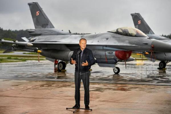 Perdana Menteri Polandia Donald Tusk berdiri di depan jet tempur F-16 Angkatan Udara Polandia di Lask, sekitar 30 km barat daya Lodz, Polandia, 11 September 2025. Foto via REUTERS 