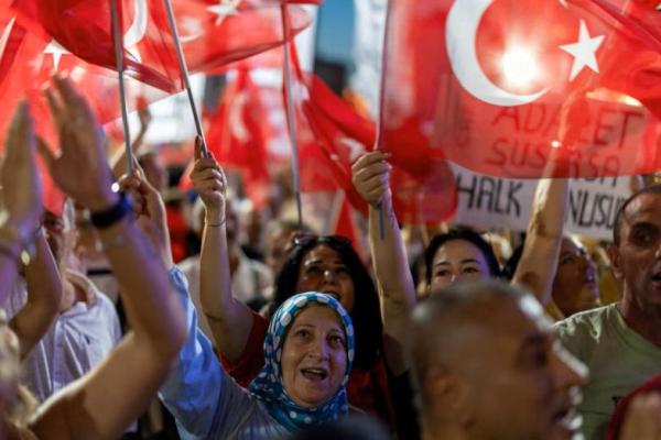 Para pendukung oposisi utama Partai Rakyat Republik menghadiri unjuk rasa untuk memprotes penangkapan Ekrem Imamoglu, Walikota Istanbul dan rival utama Presiden Tayyip Erdogan, di Istanbul, Turki, 3 September 2025. REUTERS 