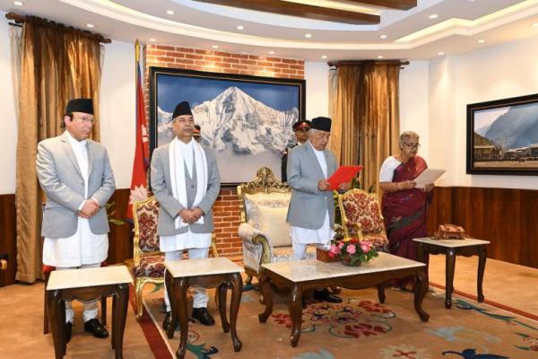 Presiden Nepal Ramchandra Paudel mengambil sumpah jabatan Sushila Karki, mantan Ketua Mahkamah Agung, sebagai perdana menteri sementara Nepal di kantor presiden di Kathmandu, Nepal, 12 September 2025. Handout via REUTERS 