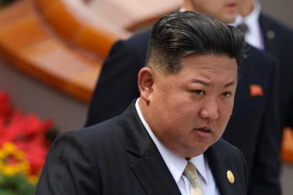 Pemimpin Korea Utara Kim Jong Un tiba untuk menghadiri parade militer di Beijing, Tiongkok, 3 September 2025. Sputnik via REUTERS 