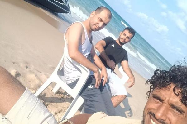 Muhammad Abu Dakha, warga Palestina berusia 31 tahun asal Gaza, berpose untuk swafoto sebelum berlayar bersama dua migran Palestina lainnya ke Lampedusa, Italia, untuk mencari suaka, dekat Khums, Libya, 17 Agustus 2025. Handout via REUTERS 