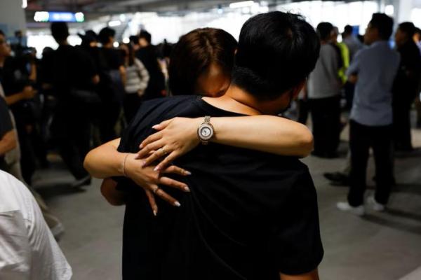Seorang pekerja Korea Selatan yang ditahan dalam penggerebekan imigrasi besar-besaran minggu lalu di lokasi proyek aki mobil AS memeluk seorang anggota keluarga di Bandara Internasional Incheon, Incheon, Korea Selatan, 12 September 2025. REUTERS 