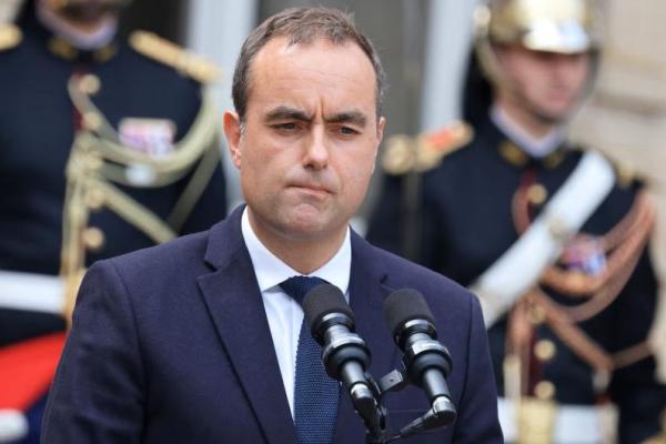 Perdana Menteri Prancis yang baru dilantik, Sebastien Lecornu saat berpidato di akhir upacara serah terima jabatan di Hotel Matignon, Paris, pada 10 September 2025. Foto via REUTERS 