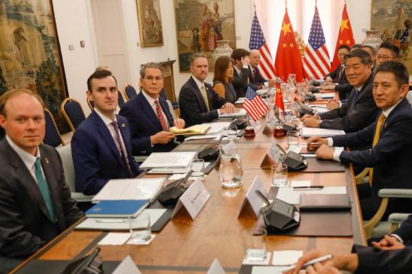 Para petinggi AS dan Tiongkok bertemu untuk membahas isu-isu perdagangan dan ekonomi serta TikTok, di Madrid, Spanyol, 14 September 2025. Handout via Reuters 