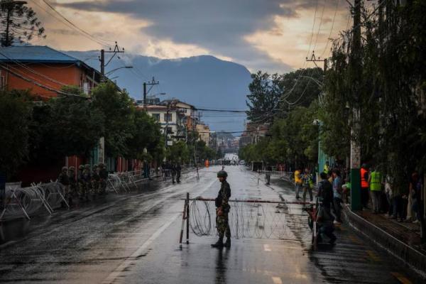 Seorang tentara Nepal berjaga di luar gedung kepresidenan Shital Niwas, menyusul protes antikorupsi yang mematikan di Kathmandu, Nepal, 12 September 2025. REUTERS 