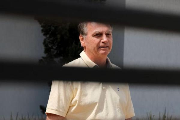 Mantan Presiden Brasil Jair Bolsonaro berdiri di rumahnya dalam tahanan rumah, di Brasilia, Brasil, 3 September 2025. REUTERS 