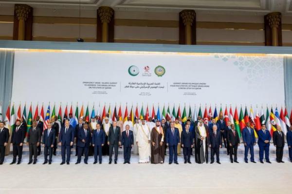 Para peserta KTT darurat para pemimpin Arab-Islam untuk membahas serangan Israel terhadap Hamas di wilayah Qatar, berpose untuk foto keluarga, di Doha, Qatar, 15 September 2025. Qatar News Agency via REUTERS 