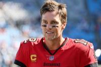 Tom Brady berjalan ke lapangan sebelum pertandingan melawan Carolina Panthers di Stadion Bank of America pada 23 Oktober 2022. (FOTO: GETTY IMAGE)