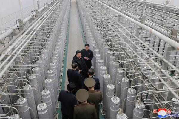 Pemimpin Korea Utara Kim Jong Un mengunjungi pangkalan produksi bahan nuklir dan institut senjata nuklir negara tersebut, di lokasi yang dirahasiakan di Korea Utara, dalam foto yang dirilis oleh KCNA pada 29 Januari 2025 via REUTERS. 