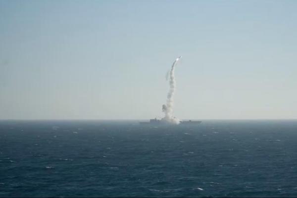 Fregat Armada Utara Rusia, Laksamana Golovko, meluncurkan rudal hipersonik Zirkon selama latihan strategis dengan Belarus, di Laut Barents, dalam gambar yang dirilis pada 14 September 2025. Handout via Reuters 