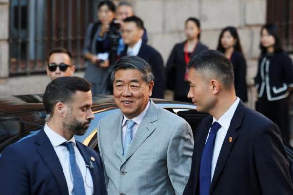 Wakil Perdana Menteri Tiongkok He Lifeng dikawal oleh petugas keamanan ke Istana Santa Cruz, di Madrid, Spanyol, 15 September 2025. REUTERS 