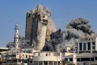 Asap mengepul dari menara hunian Al-Ghefari yang dievakuasi saat runtuh setelah terkena serangan udara Israel, di Kota Gaza, 15 September 2025. REUTERS