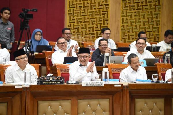 Mendikdasmen Abdul Mu`ti dalam rapat kerja bersama Komisi X DPR RI (Foto: Ist) 