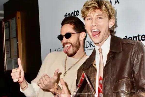 Pete Davidson Puji Sahabatnya Machine Gun Kelly sebagai Ayah yang Hebat. (FOTO: BACKGRID) 