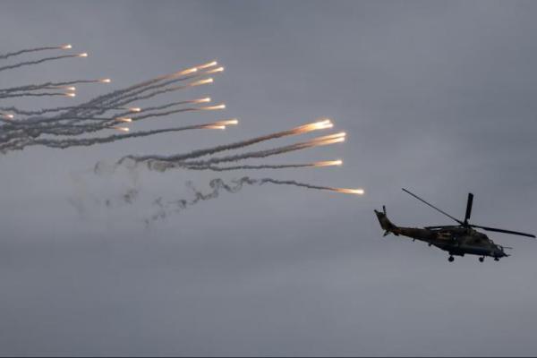Sebuah helikopter serang Mi-35 Belarus terbang selama latihan militer gabungan Rusia-Belarus Zapad-2025 di dekat Borisov, Belarus, 15 September 2025. REUTERS 
