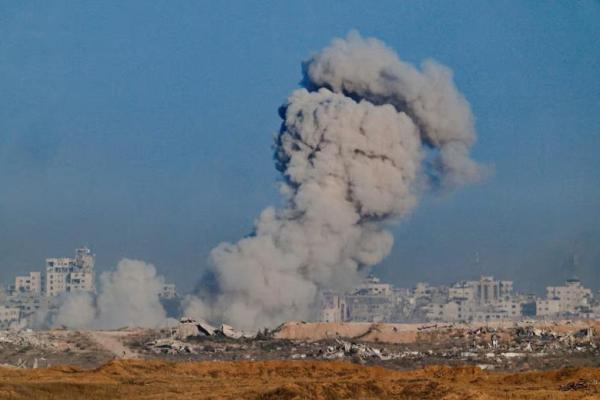 Asap mengepul dari Gaza setelah ledakan, seperti yang terlihat dari Israel, 17 September 2025. REUTERS 
