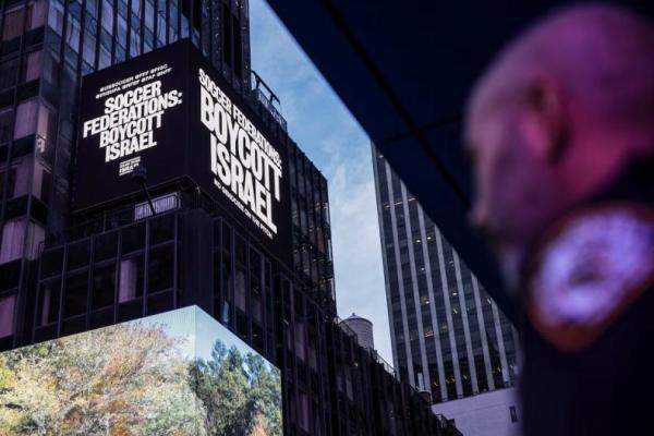 Sebuah papan reklame di Times Square menampilkan pesan Federasi Sepak Bola: Boikot Israel sebagai bagian dari kampanye Game Over Israel, di New York City, AS, 16 September 2025. REUTERS 