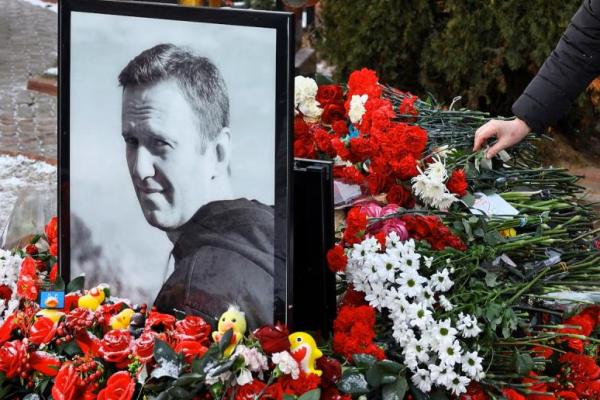 Seseorang meletakkan bunga di makam pemimpin oposisi Rusia Alexei Navalny saat memperingati satu tahun kematiannya di sebuah pemakaman di Moskow, Rusia, 16 Februari 2025. REUTERS 