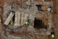Sebuah foto drone menunjukkan para arkeolog sedang mengerjakan makam monumental pertama yang ditemukan di Strikcan, Albania, 4 September 2025. REUTERS