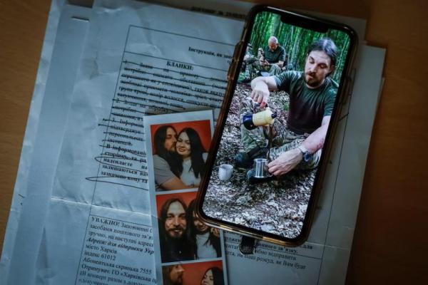 Foto Yaroslav Kochemasov, 37 tahun, anggota Garda Nasional Ukraina yang dinyatakan hilang, terpampang di ponsel istrinya, Anastasiia Tsvietkova, di Kyiv, Ukraina, 6 Agustus 2025. REUTERS 