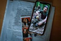 Foto Yaroslav Kochemasov, 37 tahun, anggota Garda Nasional Ukraina yang dinyatakan hilang, terpampang di ponsel istrinya, Anastasiia Tsvietkova, di Kyiv, Ukraina, 6 Agustus 2025. REUTERS