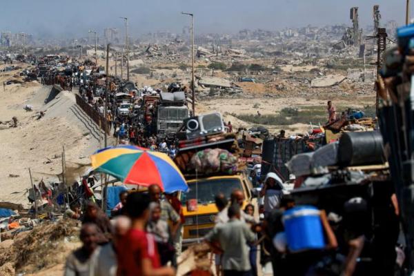 Warga Palestina yang terusir dari Gaza utara akibat operasi militer Israel, mengungsi ke selatan, di Jalur Gaza tengah, 16 September 2025. REUTERS 