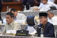 Mendes PDT Yandri Susanto bersama Wamendes PDT Ahmad Riza Patria saat saat kerja dengan Kemendes PDT dan Kementerian Transmigrasi di ruang rapat Komisi V DPR RI (Foto: Humas Kemendes PDT)