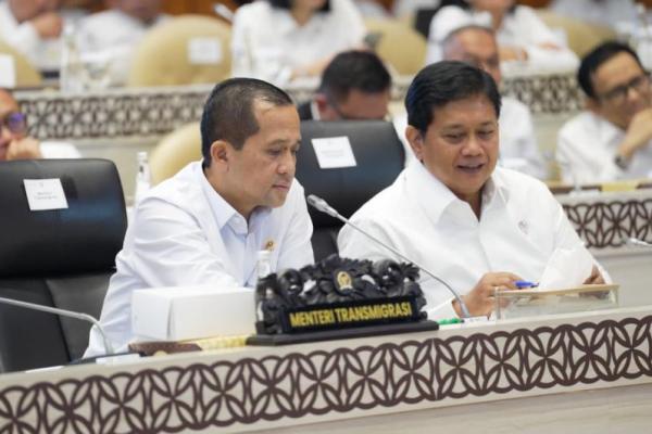 Mentrans M. Iftitah Sulaiman dan Wamentrans Viva Yoga Mauladi saat rapat kerja dengan Komisi V DPR RI (Foto: Humas Kementrans) 