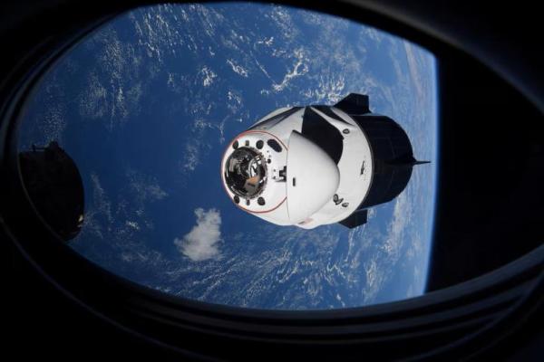 Kapsul SpaceX Crew Dragon, Endeavor, yang membawa empat astronaut, mendekati Stasiun Luar Angkasa Internasional yang mengorbit Bumi pada 24 April 2021. Handout via REUTERS 