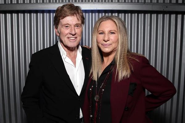 Robert Redford (kiri) dan Barbra Streisand pada tahun 2015. (FOTO: GETTY IMAGE) 
