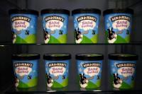 Es krim merek Unilever, terlihat di toko mereka di London, Inggris, 5 Oktober 2020. REUTERS