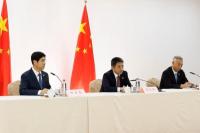 Juru bicara Kementerian Perdagangan Tiongkok, He Yadong, negosiator perdagangan Tiongkok, Li Chenggang, dan Wakil Direktur Administrasi Dunia Maya Tiongkok, Wang Jingtao, mengadakan konferensi pers di Madrid, Spanyol, 15 September 2025. REUTERS