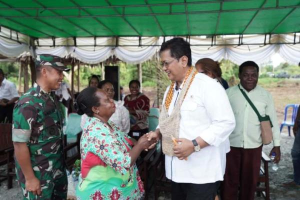 Wamentrans Viva Yoga Mauladi saat kunjungan kerja ke Kabupaten Manokwari Selatan, Papua Barat (Foto: Humas Kementrans) 