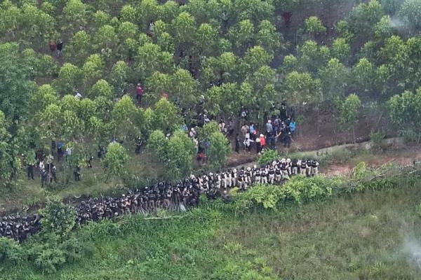 Sebuah foto drone menunjukkan tentara Thailand dan polisi anti huru hara sedang berhadapan dengan warga Kamboja di provinsi Sa Kaeo, Thailand, 17 September 2025. Handout via REUTERS 