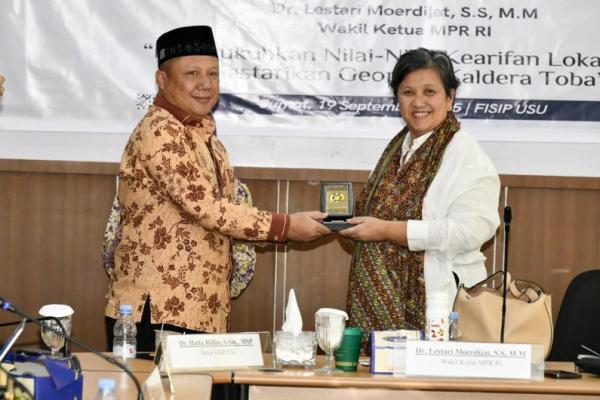 Wakil Ketua MPR RI Lestari Moerdijat dalam acara Forum Diskusi Aktual Berbangsa dan Bernegara MPR RI dengan tema Mengukuhkan Nilai-Nilai Kearifan Lokal dalam Melestarikan Geopark Kaldera Toba di Kampus Universitas Sumatera Utara, Medan, Sumatera Utara, Jumat  (Foto: Humas MPR) 
