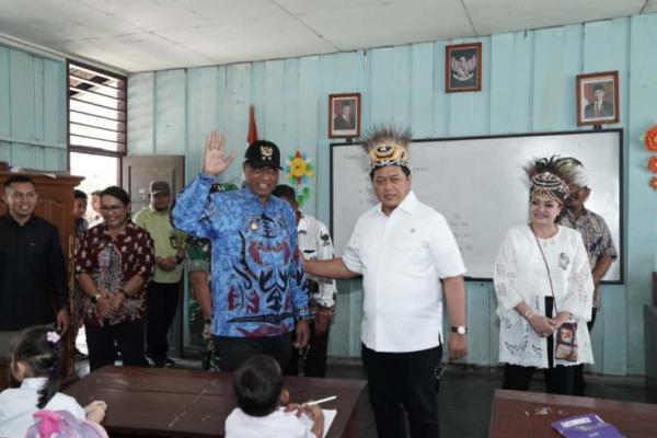 Wakil Menteri Transmigrais (Wamentrans) saat berkunjung ke Sekolah Dasar Inpres 13 di Satuan Pemukiman 4, Kampung Udapi Hilir, Distrik Prafi, Kabupaten Manokwari, Provinsi Papua Barat (Foto: Humas Kementrans) 