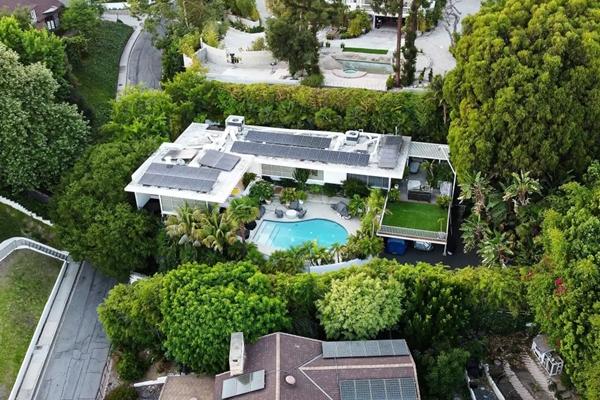 Rumah mewah Brad Pitt di Los Feliz, Los Angeles, yang dibeli Austin Butler seharga Rp83 miliar. (FOTO: BACKGRID) 