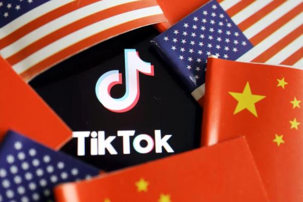 Bendera Tiongkok dan AS terlihat di dekat logo TikTok dalam gambar ilustrasi ini yang diambil pada 16 Juli 2020. REUTERS 