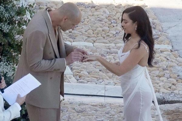 Charli xcx dan George Daniel menggelar pernikahan kedua di Italia. (FOTO: BACKGRID) 