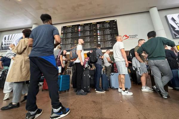Para pelancong mengantre di bandara Brussels, setelah serangan siber terhadap penyedia layanan check-in dan boarding mengganggu operasional di beberapa bandara besar Eropa, di Zaventem dekat Brussels, Belgia, 20 September 2025. REUTERS 