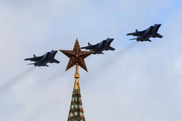 Jet tempur MiG-31 Rusia terbang dalam formasi di belakang menara Kremlin selama latihan flypast, di pusat kota Moskow, Rusia, 4 Mei 2022. REUTERS 