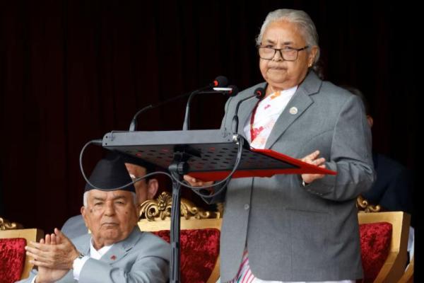 Perdana Menteri Sementara Nepal, Sushila Karki, berpidato di hadapan Presiden Ram Chandra Paudel di Paviliun Angkatan Darat di Tundikhel, Kathmandu, Nepal, 19 September 2025. REUTERS 