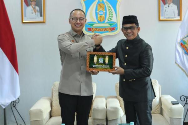 Wakil Ketua MPR RI dari Fraksi PAN, Eddy Soeparno saat bertemu Walikota Balikpapan Rahmat Mas`ud, di Balaikota Balikpapan (Foto: Humas MPR) 